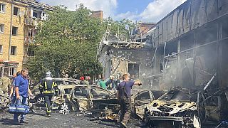 Fotografía facilitada por el Servicio de Emergencias de Ucrania, trabajan en un edificio dañado por un bombardeo, en Vinnytsia, Ucrania.