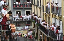Les habitants au balcon avant le dernier Encierro des fêtes de San Fermin