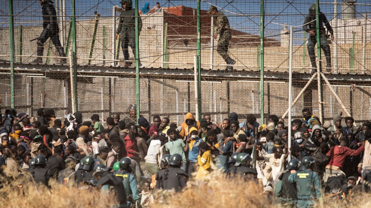 Environ 2 000 exilés ont tenté de forcer le passage à la frontière avec l'enclave espagnole de Melilla, à partir de la ville marocaine de Nador, le 24 juin 2022.