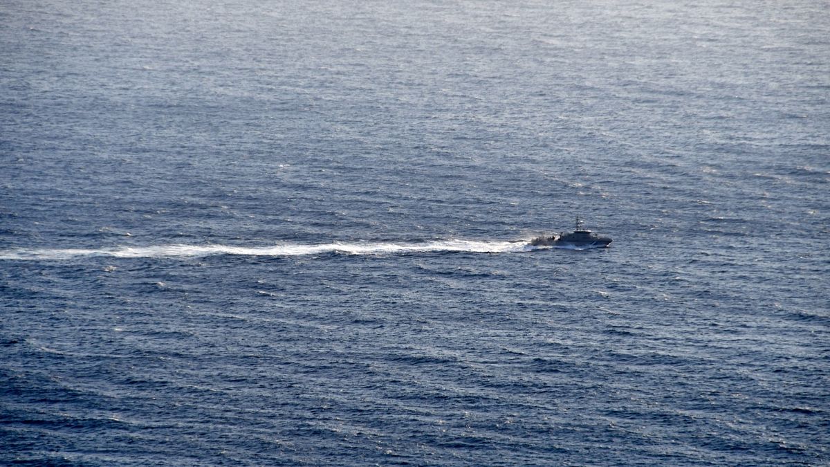 سفينة تابعة لخفر السواحل تشارك في عملية بحث وإنقاذ بالقرب من جزيرة ساموس حيث تحطمت مروحية لمكافحة الحرائق، الأربعاء 13 يوليو 2022. 