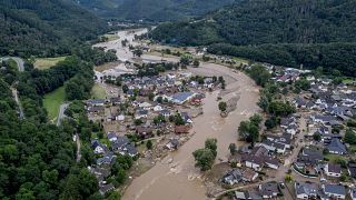 نهر أهر ومنازل مدمرة نتيجة الفياضانات في بلدة إنسول، ألمانيا.
