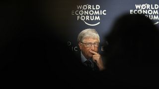 Bill Gates, a Bill & Melinda Gates Alapítvány társelnöke sajtótájékoztatón a svájci Davosban, a Világgazdasági Fórumon 2022. május 25-én, szerdán.