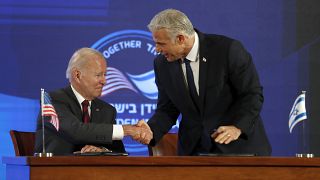 الرئيس الأميركي جو بايدن ورئيس حكومة تصريف الأعمال الإسرائيلي يائير لبيد 