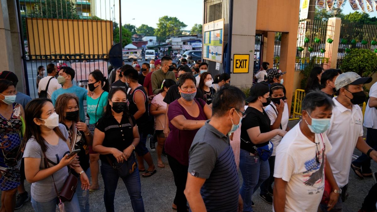 سكان مدينة كويزون بالفلبين، بانتظار دخولهم البلدية للتصويت. 
