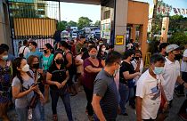 سكان مدينة كويزون بالفلبين، بانتظار دخولهم البلدية للتصويت.