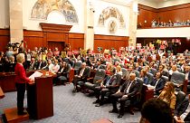 رئيسة المفوضية الأوروبية أورسولا فون دير لايين تلقي خطاباً في برلمان مقدونيا الشمالية،14 يوليو 2022.