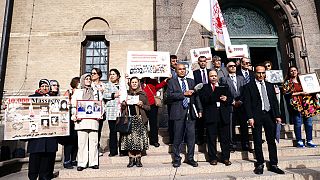 Υποστηρικτές της Οργάνωσης Λαϊκών Μουτζαχεντίν του Ιράν διαδήλωσαν έξω από το δικαστήριο, Αύγουστος 2021