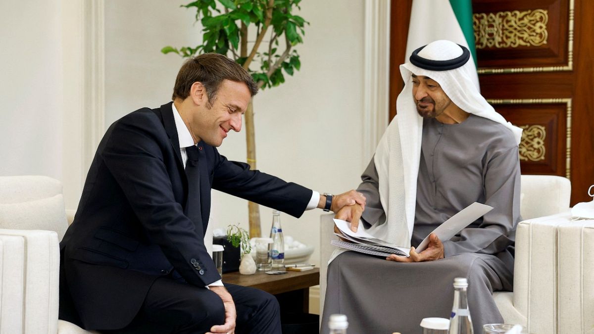 الرئيس الفرنسي إيمانويل ماكرون ورئيس دولة الإمارات الشيخ محمد بن زايد آل نهيان، في قصر المشرف بأبو ظبي. 