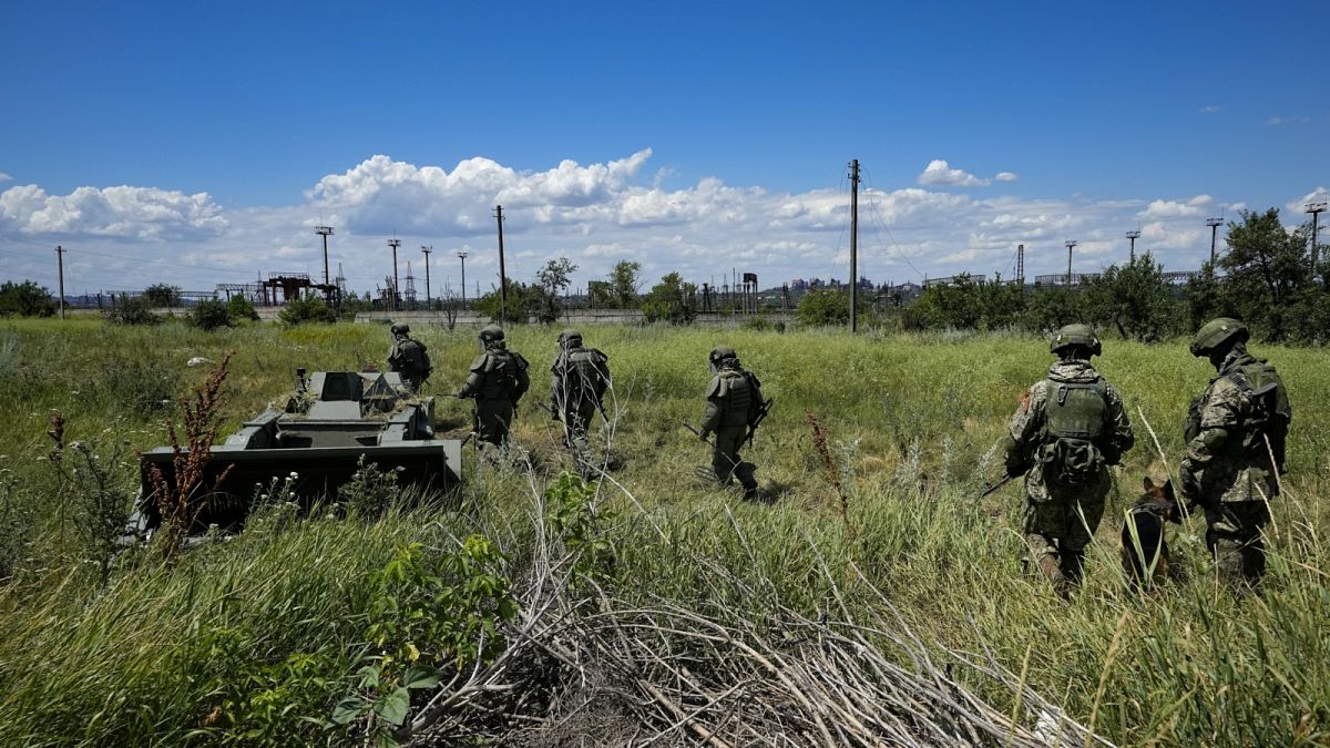 Orosz katonai szakértők aknákat próbálnak hatástalanítani Mariupol térségében