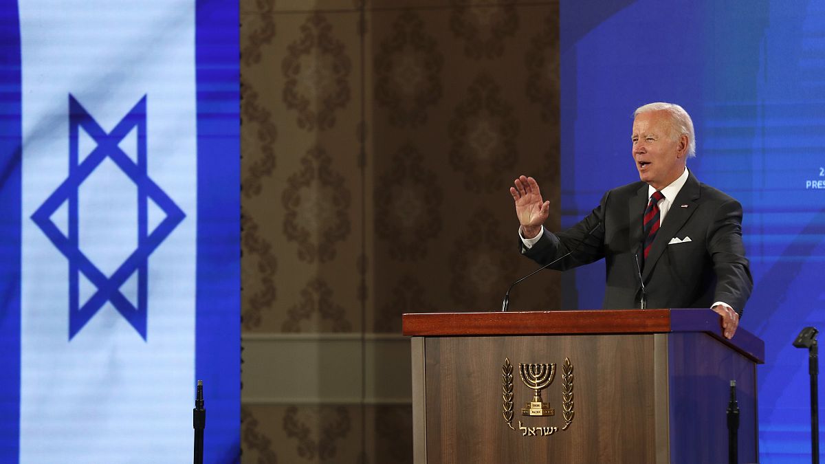 الرئيس الأمريكي جو بايدن خلال مؤتمر صحفي  مع رئيس الوزراء الإسرائيلي يائير لابيد في القدس. 