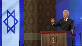الرئيس الأمريكي جو بايدن خلال مؤتمر صحفي  مع رئيس الوزراء الإسرائيلي يائير لابيد في القدس.