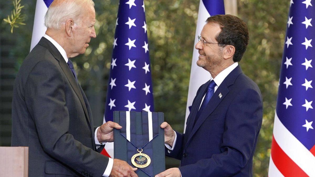 Байдену вручили медаль за "настоящую дружбу между двумя государствами и их народами"