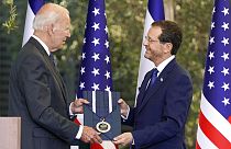 Байдену вручили медаль за "настоящую дружбу между двумя государствами и их народами"