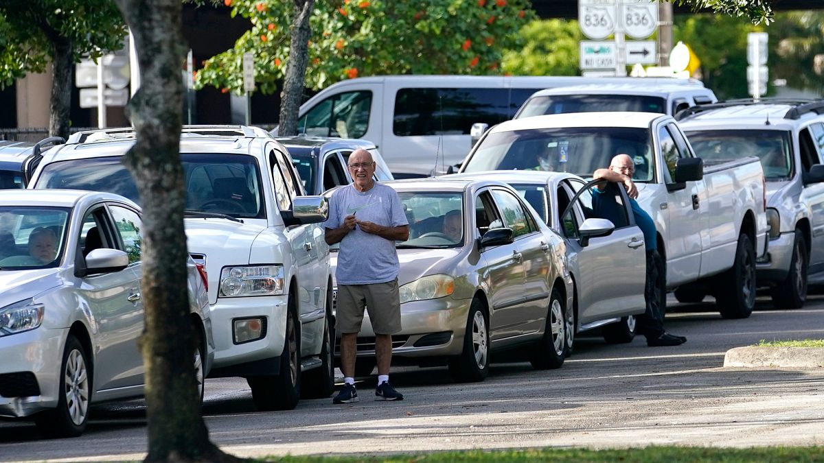 Miami'de gıda bankası önünde araçlarıyla uzun kuyruk oluşturan Amerikalılar