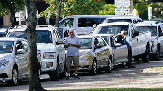Miami'de gıda bankası önünde araçlarıyla uzun kuyruk oluşturan Amerikalılar
