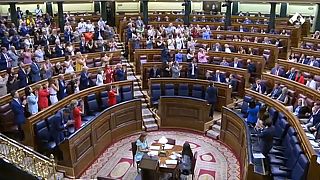 Képviselők a szavazás után a spanyol parlamentben.