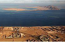 جزيرتي تيران (وسط) وصنافير (في الخلفية) في البحر الأحمر في مضيق تيران بين شبه جزيرة سيناء المصرية والمملكة العربية-14 يناير 2014