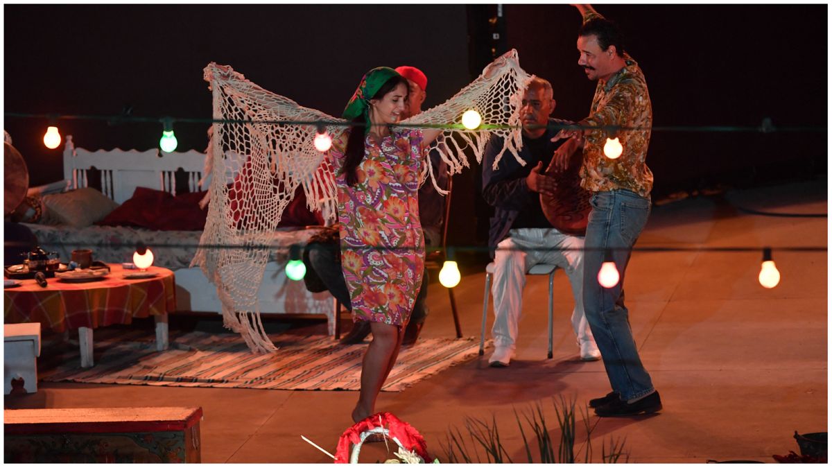 فنانون يرقصون على خشبة المسرح خلال العرض الغنائي"عشاق الدنيا"" ليلة افتتاح الدورة 56 لمهرجان قرطاج الدولي- 14 يوليو 2022 في المسرح الروماني بقرطاج.