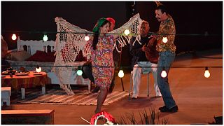 فنانون يرقصون على خشبة المسرح خلال العرض الغنائي"عشاق الدنيا"" ليلة افتتاح الدورة 56 لمهرجان قرطاج الدولي- 14 يوليو 2022 في المسرح الروماني بقرطاج.