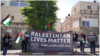 متظاهرون يحملون لافتة كتب عليها "حياة الفلسطينيين مهمة" قبل زيارة الرئيس الأمريكي جو بايدن، 15 يوليو، 2022