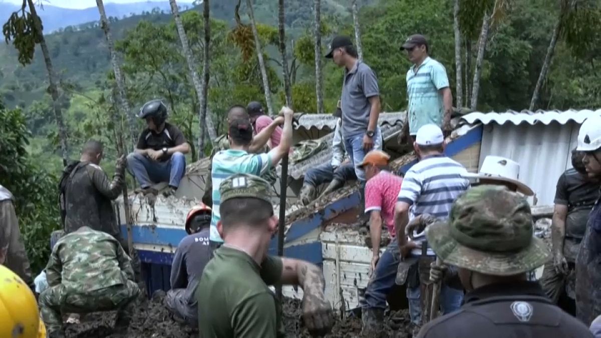 Deslizamiento de tierra sepulta parte de una escuela en Antioquia, Colombia 