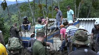 Deslizamiento de tierra sepulta parte de una escuela en Antioquia, Colombia 