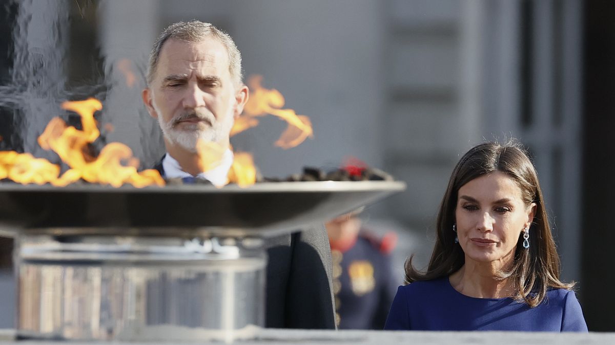 Король Испании Фелипе и королева Летисия на церемонии в память о жертвах коронавирусной пандемии 15 июля 2022