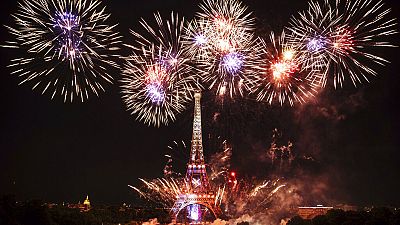 الألعاب النارية تضيء برج إيفل في باريس خلال احتفالات يوم الباستيل، الخميس 14 يوليو 2022