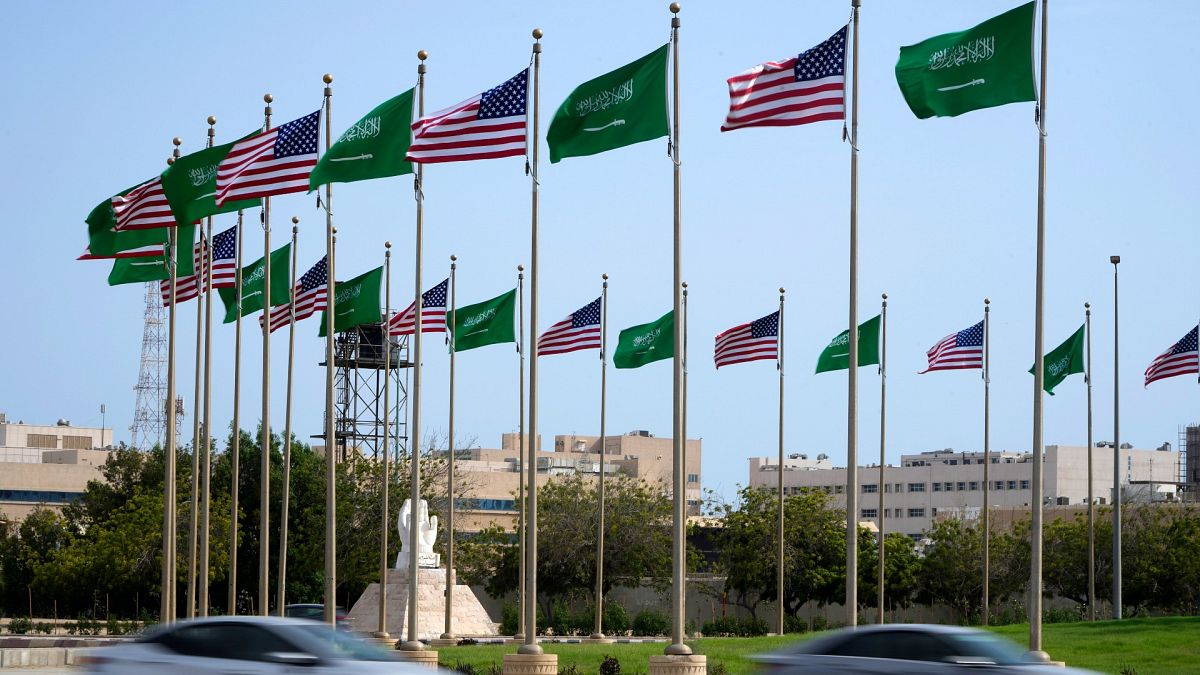 Suudi Arabistan'In Cidde kentinde şehir merkezinde ABD Başkanı Joe Biden'ın ziyareti öncesi ABD ve Suudi Arabistan bayrakları asıldı