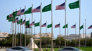 Suudi Arabistan'In Cidde kentinde şehir merkezinde ABD Başkanı Joe Biden'ın ziyareti öncesi ABD ve Suudi Arabistan bayrakları asıldı
