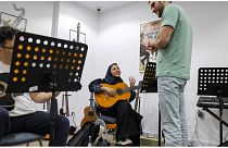 وجدان حجي تحضر درساً على الغيتار في العاصمة السعودية الرياض- 11 يونيو 2022.