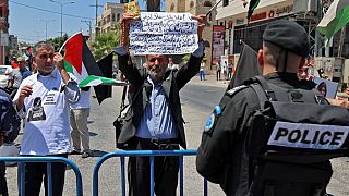 Палестинцы с протестными плакатами встречают Джо Байдена