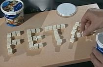 Sajtkockákból kirakott "feta" szó