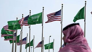 Szaúdi és amerikai zászlók Dzsiddában, egy nappal Biden elnök érkezése előtt