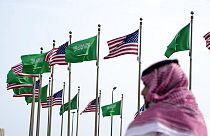 العلمين الأمريكي والسعودي قبل زيارة الرئيس الأمريكي جو بايدن في ساحة في جدة، المملكة العربية السعودية، الخميس 14 يوليو 2022 