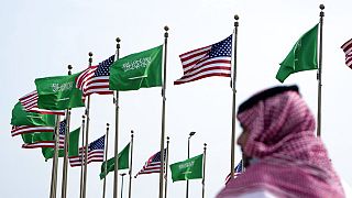العلمين الأمريكي والسعودي قبل زيارة الرئيس الأمريكي جو بايدن في ساحة في جدة، المملكة العربية السعودية، الخميس 14 يوليو 2022