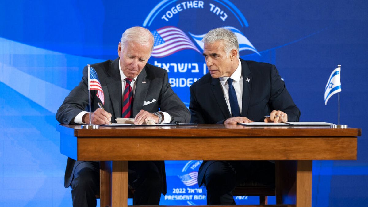 جو بايدن خلال توقيع "إعلان القدس" مع رئيس الوزراء الإسرائيلي يائير لبيد، في القدس، الخميس 14 يوليو 2022