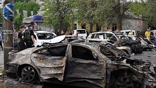 أفراد من الشرطة بجانب سيارات متفحمة في أعقاب غارة جوية روسية في مدينة فينيتسا 14/07/2022