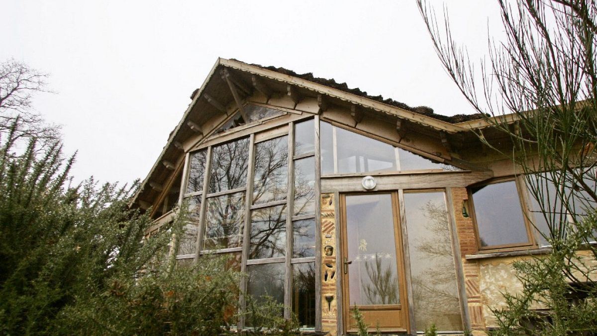 Photo prise, le 04 janvier 2005 à Athée, dans le nord-ouest de la France, d'une maison construite avec des techniques respectueuses de l'environnement. 