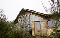 Photo prise, le 04 janvier 2005 à Athée, dans le nord-ouest de la France, d'une maison construite avec des techniques respectueuses de l'environnement.