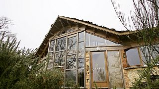 Photo prise, le 04 janvier 2005 à Athée, dans le nord-ouest de la France, d'une maison construite avec des techniques respectueuses de l'environnement. 
