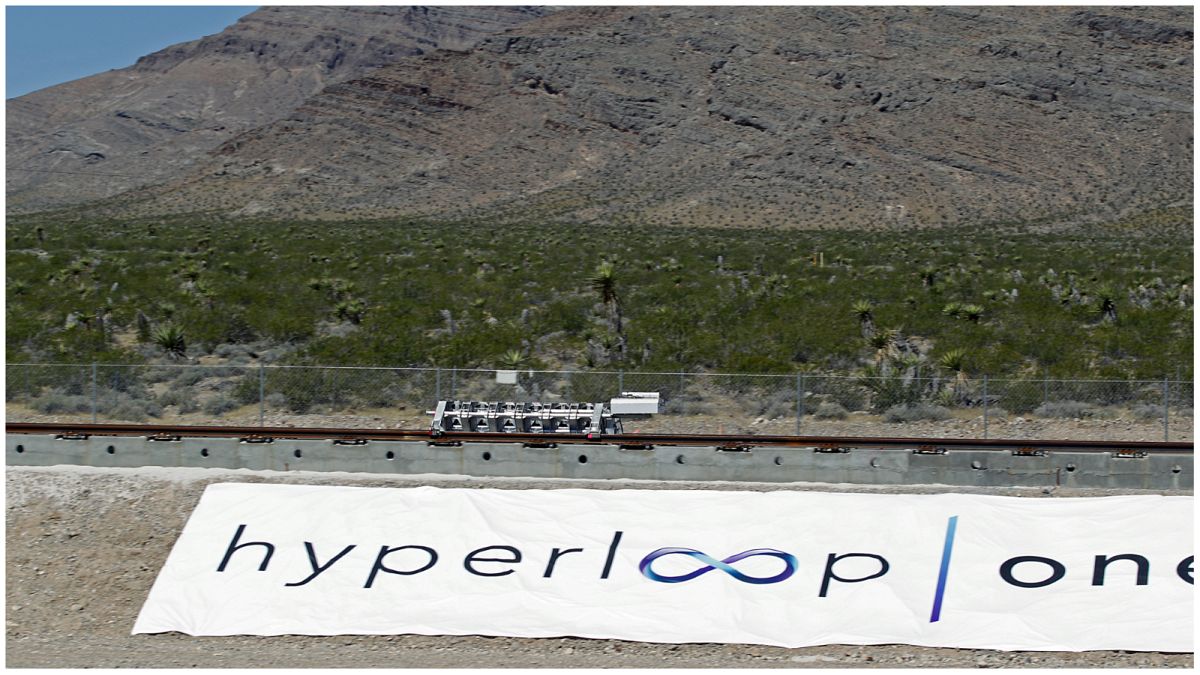    دفع زلاجة اختبار على طول مجموعة من المسارات خلال الاختبار الأول لنظام الدفع في موقع Hyperloop One Test and Safety - مايو 2016 في شمال لاس فيغاس، نيفادا.