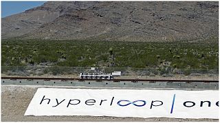    دفع زلاجة اختبار على طول مجموعة من المسارات خلال الاختبار الأول لنظام الدفع في موقع Hyperloop One Test and Safety - مايو 2016 في شمال لاس فيغاس، نيفادا.