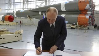 فلاديمير بوتين في مصنع لتجميع الصواريخ الفضائية خارج مدينة تسيولكوفسكي - أرشيف