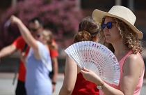 Turistas soportan el calor en Sevilla