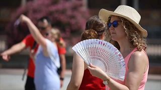 Turistas soportan el calor en Sevilla