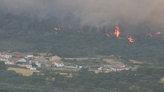 El pueblo de Casas de Casas de Miravete, amenzado por las llamas.