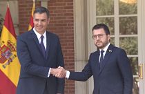 Pedro Sánchez y Pere Aragonès se dan un apretó de manos antes de la reunión en Moncloa