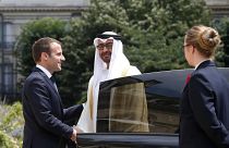 الرئيس الفرنسي إيمانويل ماكرون يصافح رئيس الإمارات الشيخ محمد بن زايد آل نهيان في قصر الإليزيه بباريس 2017.