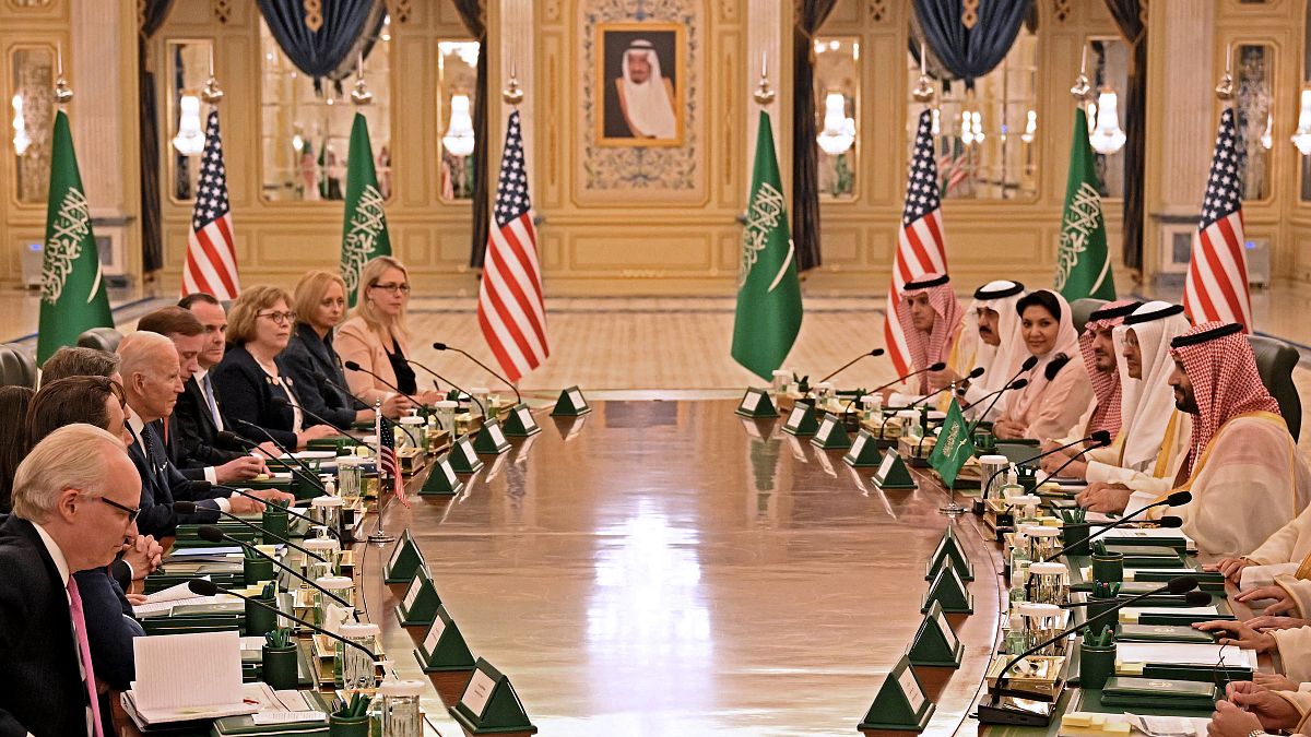 الرئيس جو بايدن يشارك في جلسة عمل مع ولي العهد السعودي الأمير محمد بن سلمان في قصر آل سلمان الملكي في جدة